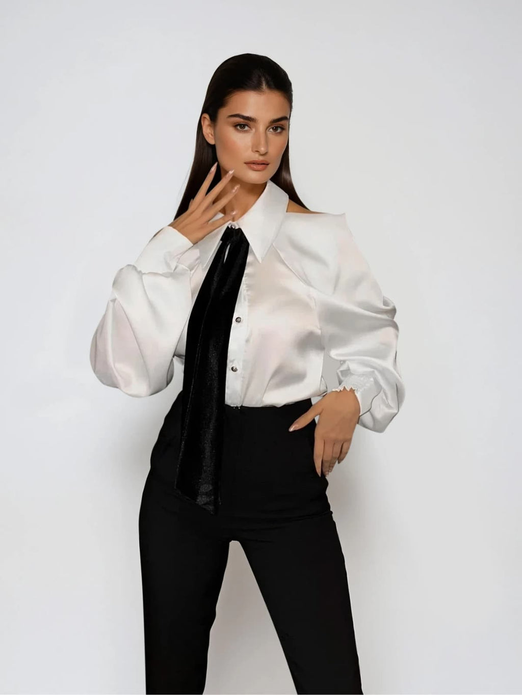 Chemise satinée Yvara avec col plissé élégant et détail à nouer