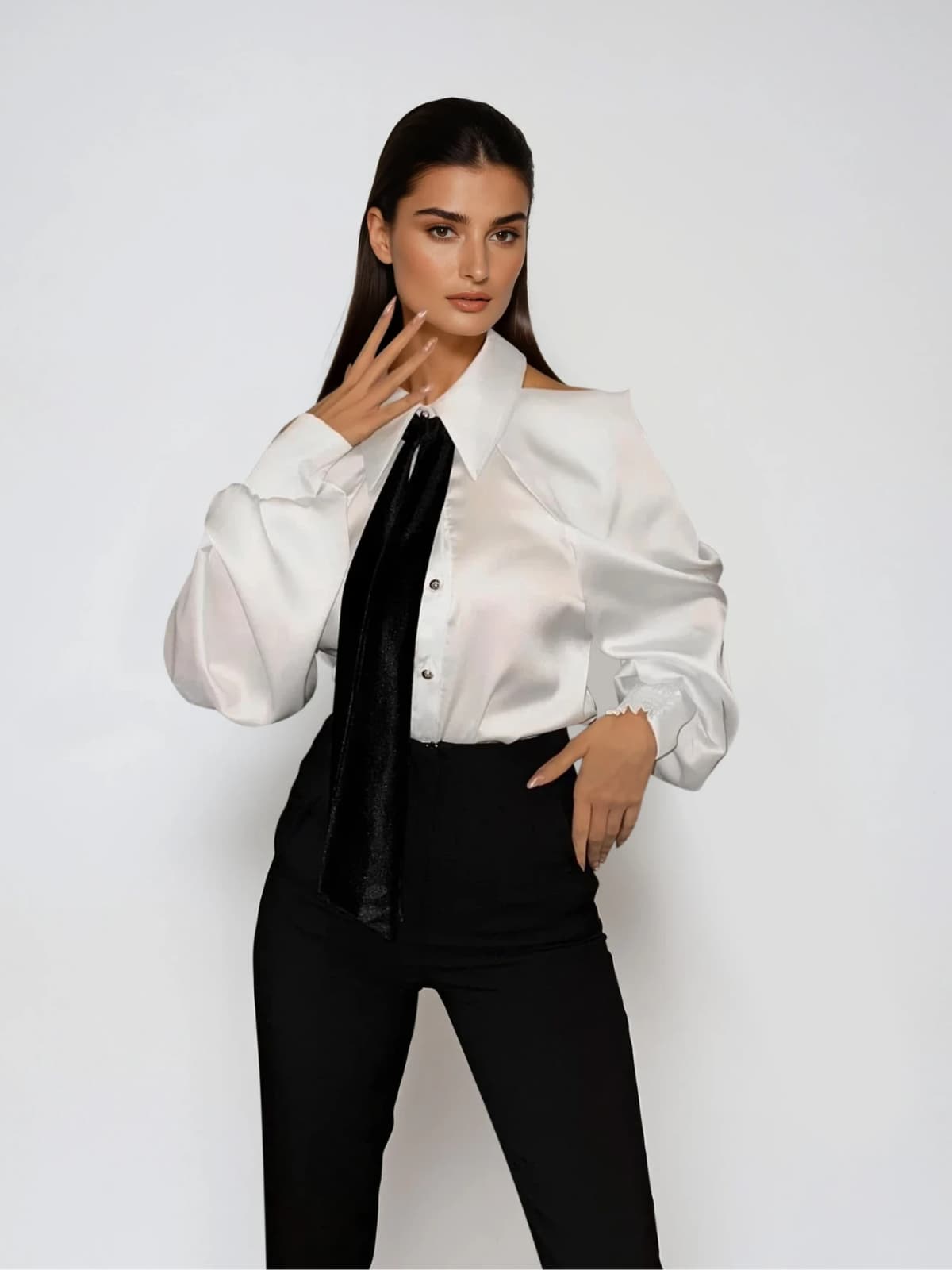 Chemise satinée Yvara avec col plissé élégant et détail à nouer