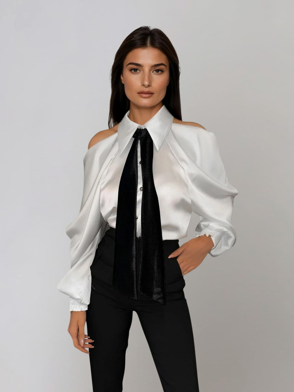 Chemise satinée Yvara avec col plissé élégant et détail à nouer