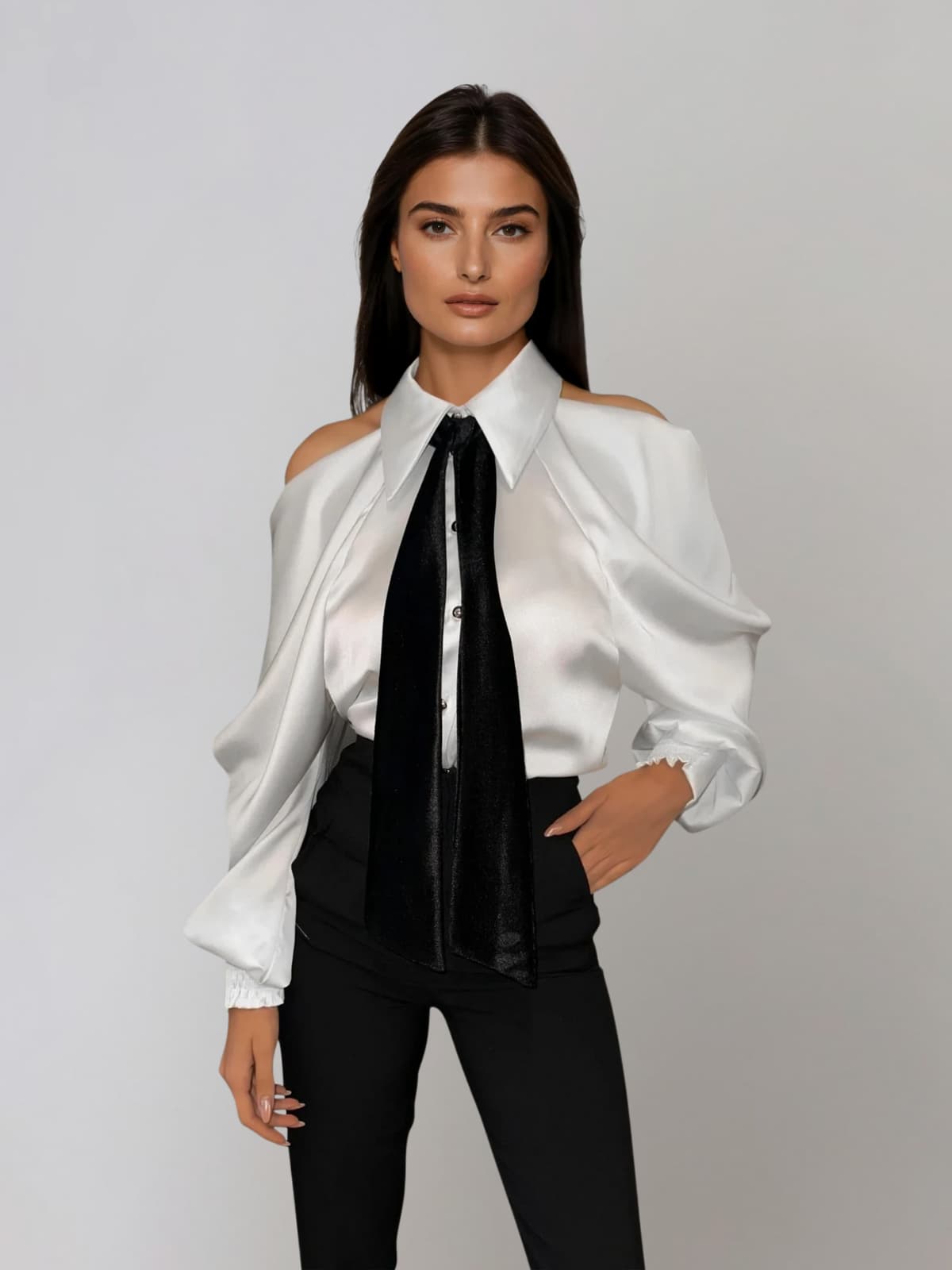 Chemise satinée Yvara avec col plissé élégant et détail à nouer