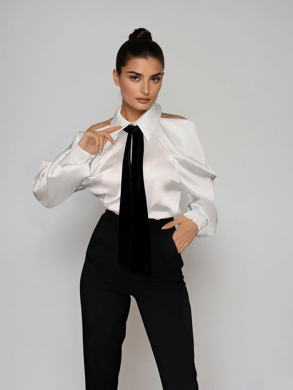 Chemise satinée Yvara avec col plissé élégant et détail à nouer