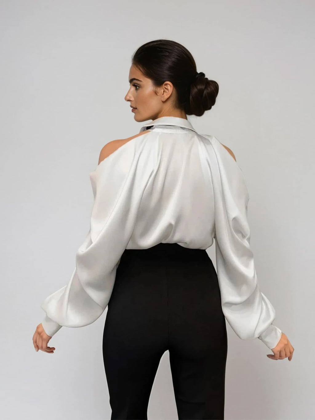 Chemise satinée Yvara avec col plissé élégant et détail à nouer