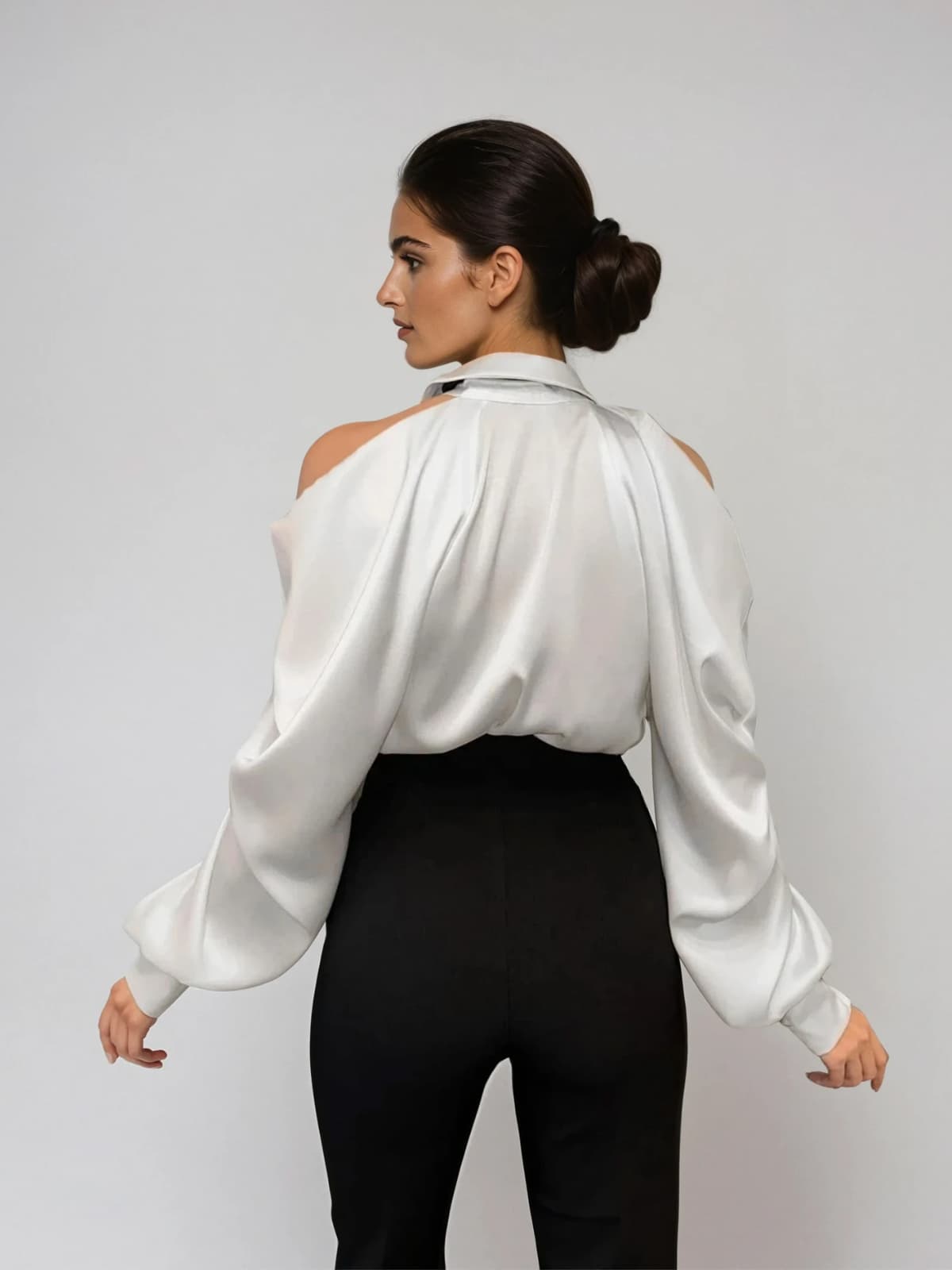 Chemise satinée Yvara avec col plissé élégant et détail à nouer