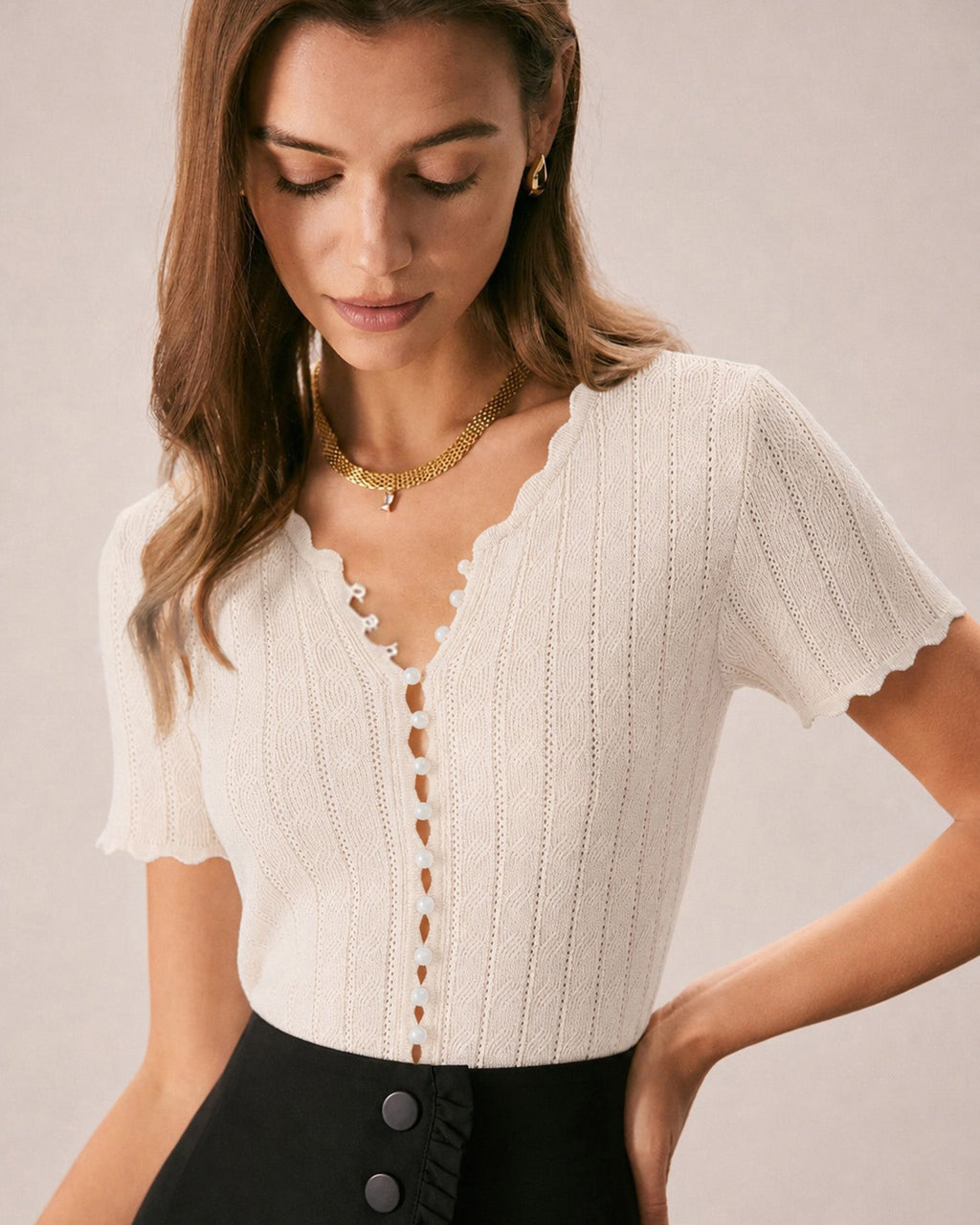 Pull en maille couleur abricot à découpes et boutons