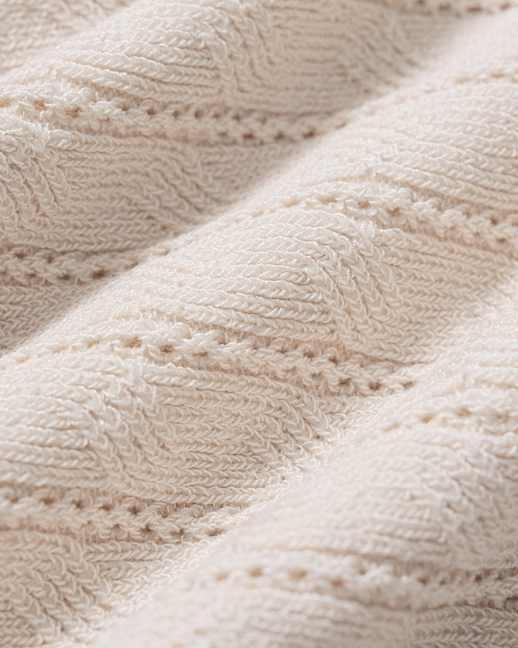 Pull en maille couleur abricot à découpes et boutons