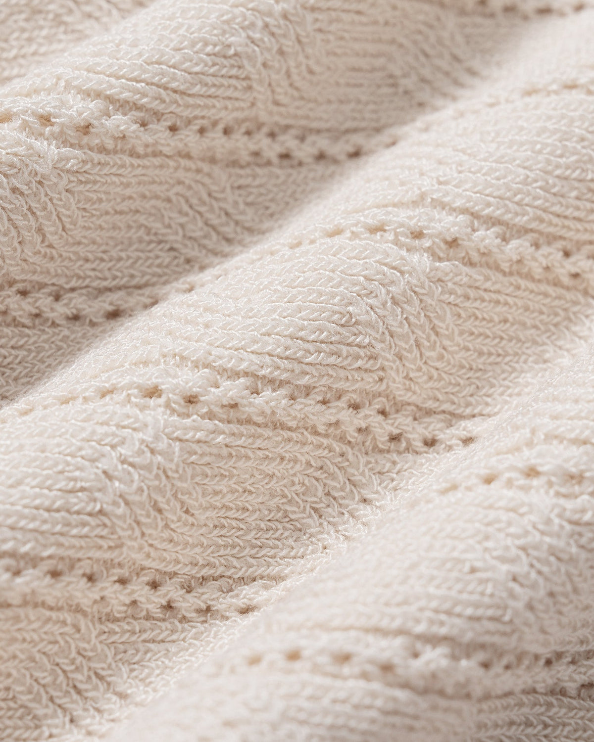 Pull en maille couleur abricot à découpes et boutons