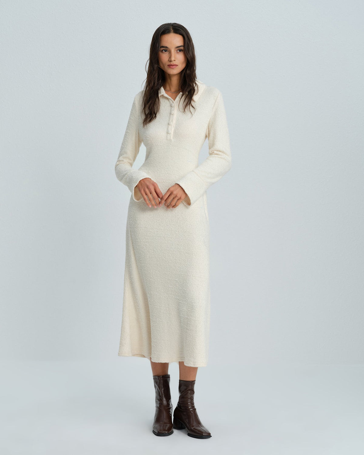 Robe midi couleur abricot à col et manches évasées