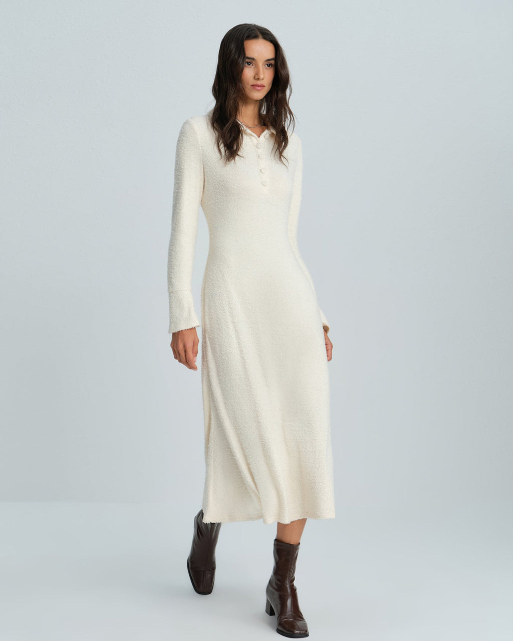 Robe midi couleur abricot à col et manches évasées