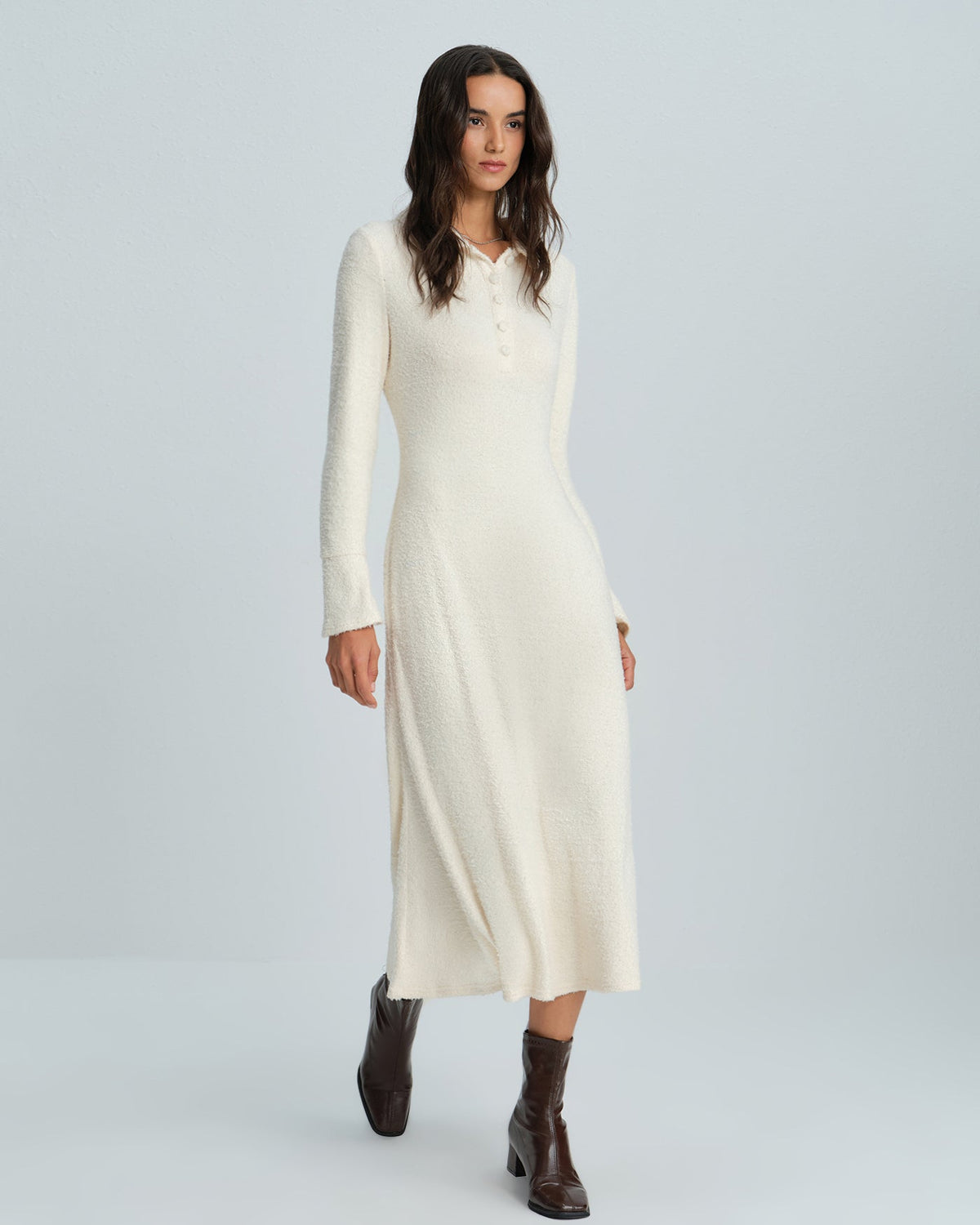 Robe midi couleur abricot à col et manches évasées