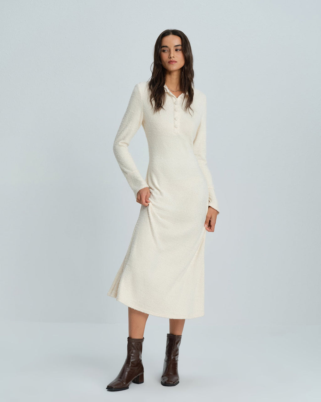Robe midi couleur abricot à col et manches évasées