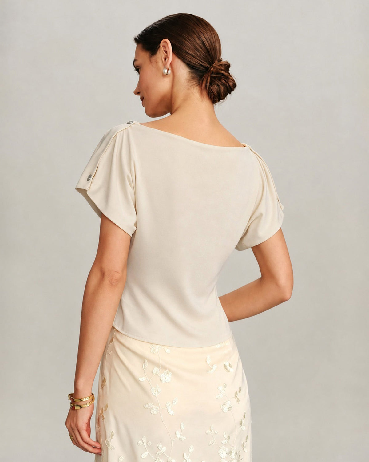 T-shirt en maille couleur abricot à col bénitier et boutons