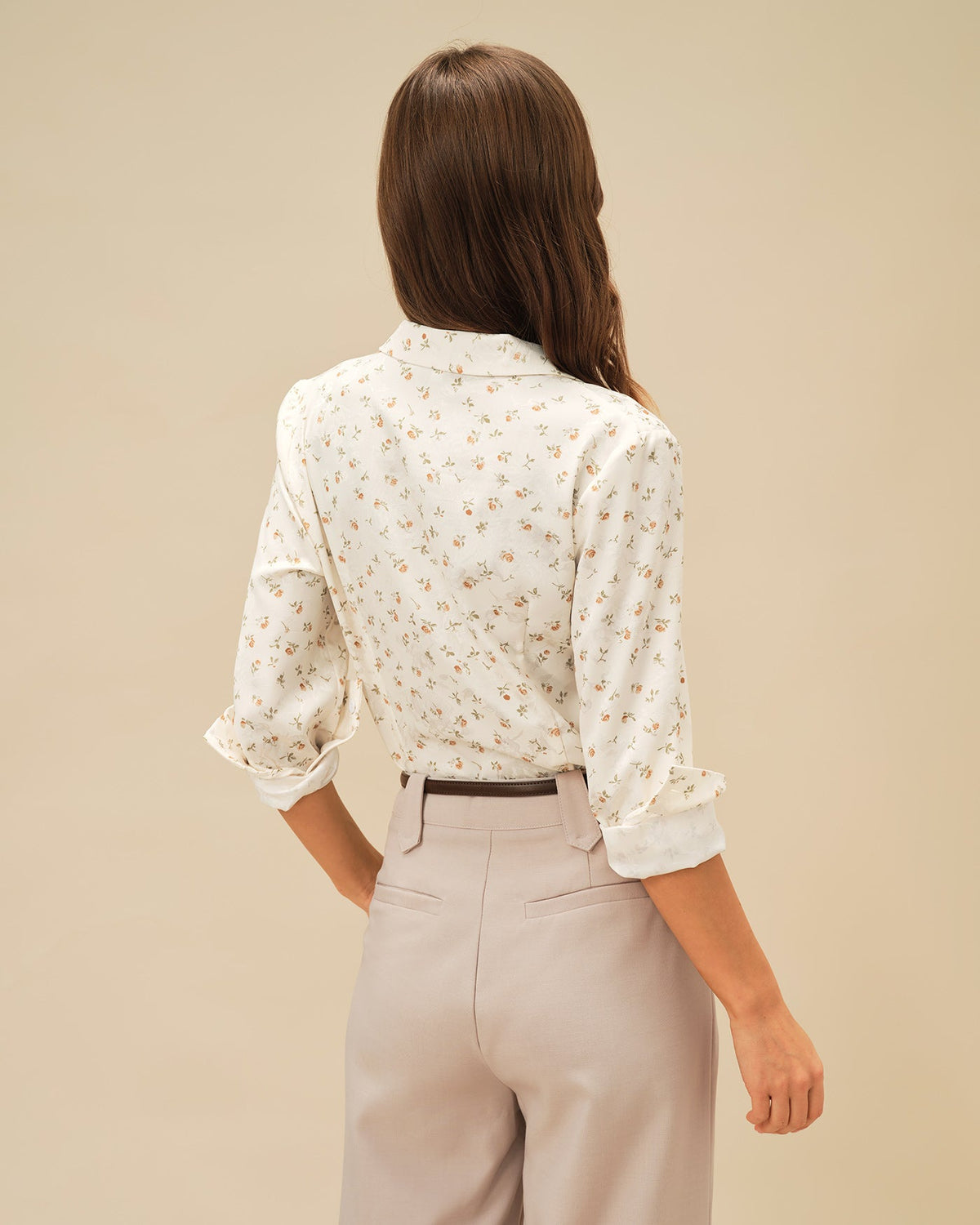 Blouse à col fleuri couleur abricot