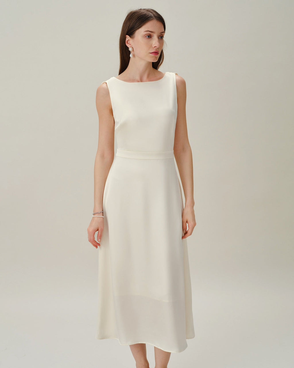 Robe Mi-Longue en Satin Perlé Abricot Col Bateau