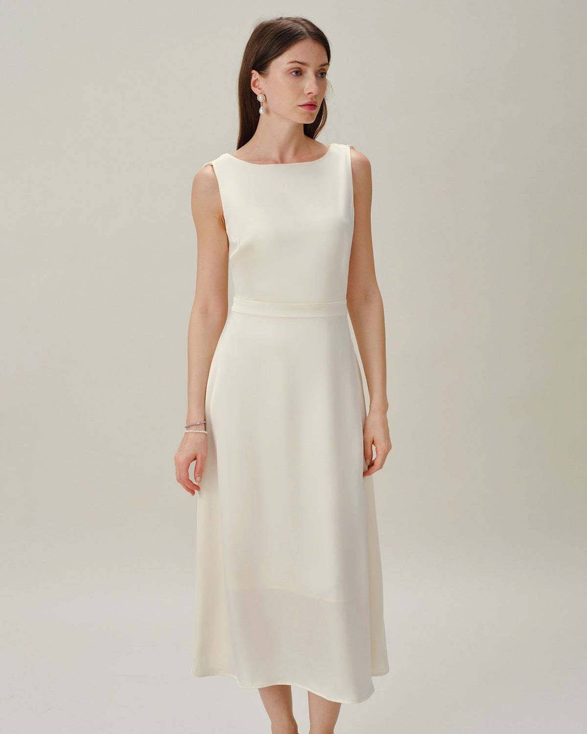 Robe Mi-Longue en Satin Perlé Abricot Col Bateau
