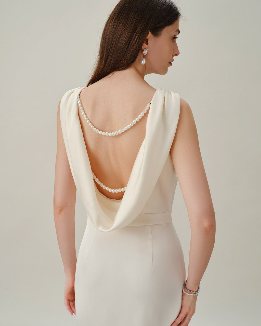 Robe Mi-Longue en Satin Perlé Abricot Col Bateau