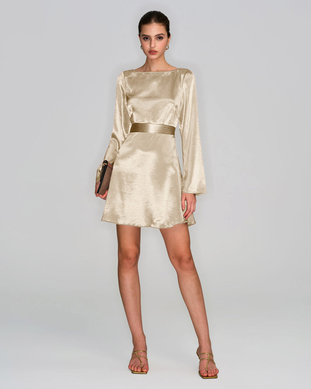 Robe Courte Évasée en Satin Abricot Col Bateau