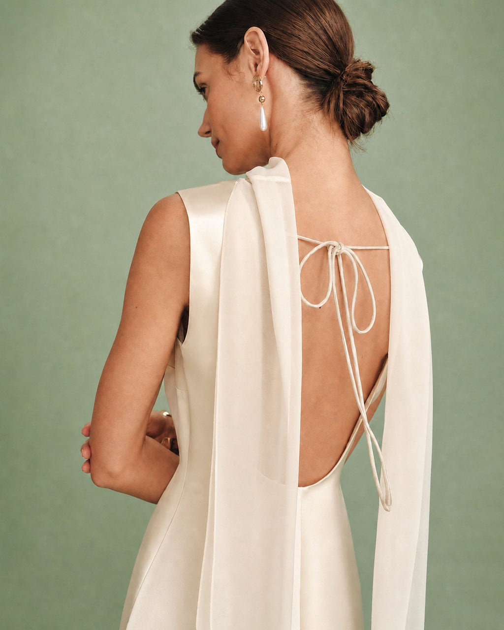 Robe courte satinée couleur abricot à col bateau et lien à nouer