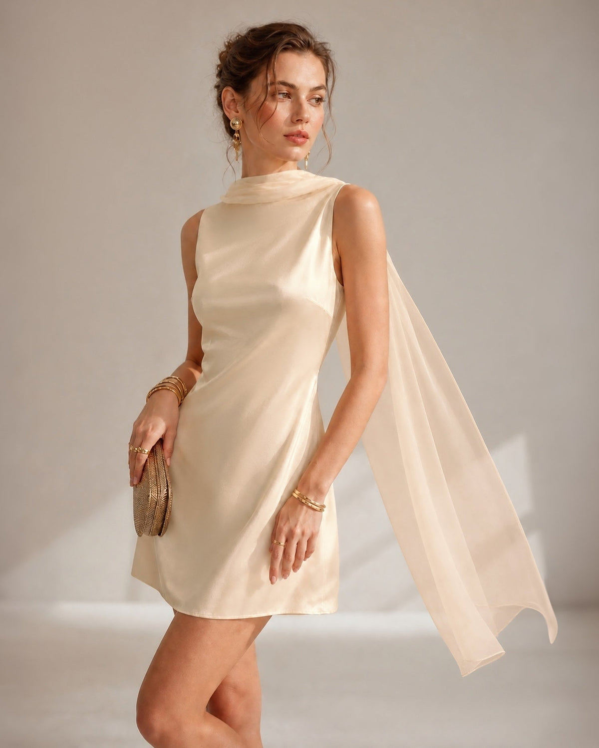 Robe courte satinée couleur abricot à col bateau et lien à nouer