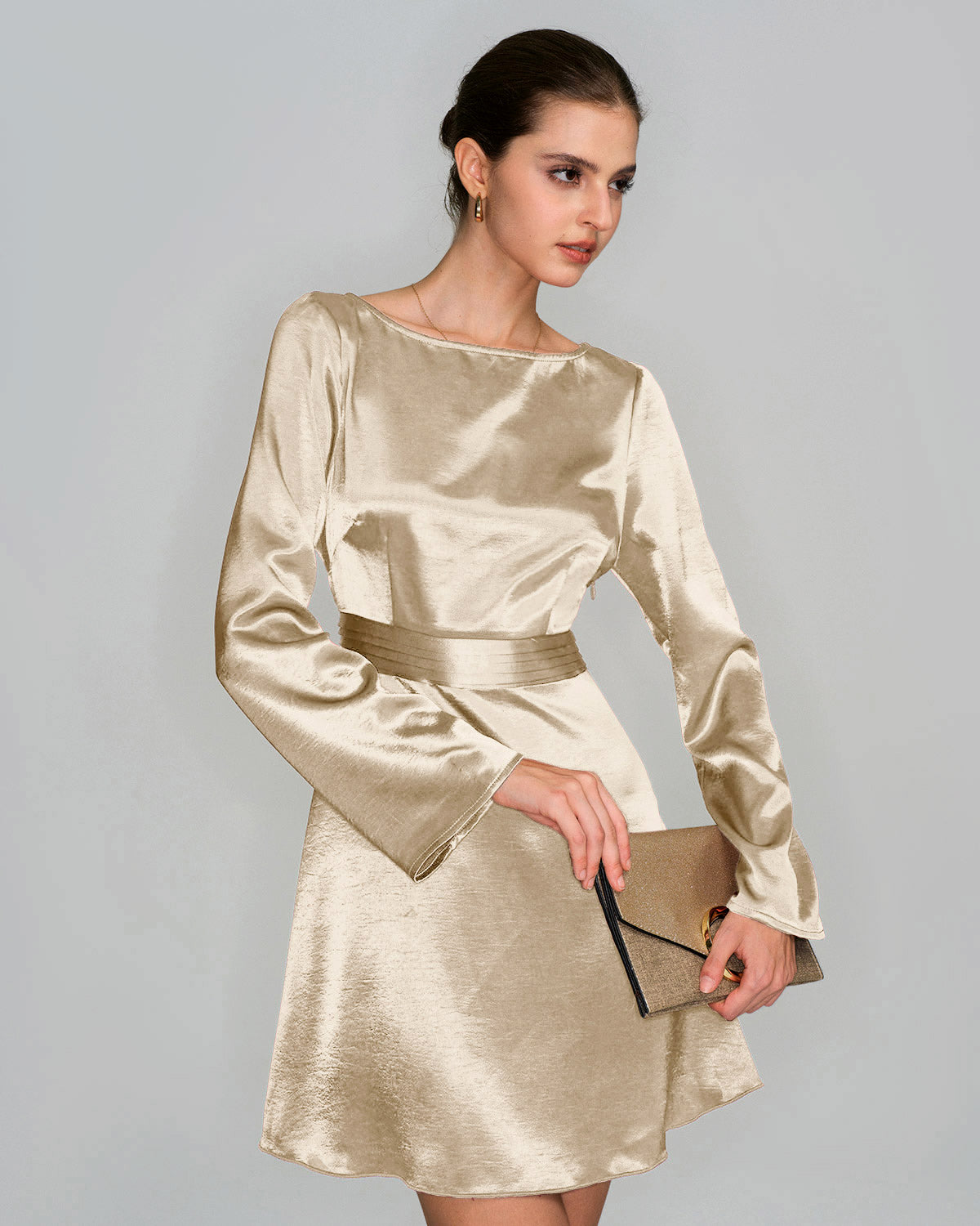 Robe Courte Évasée en Satin Abricot Col Bateau