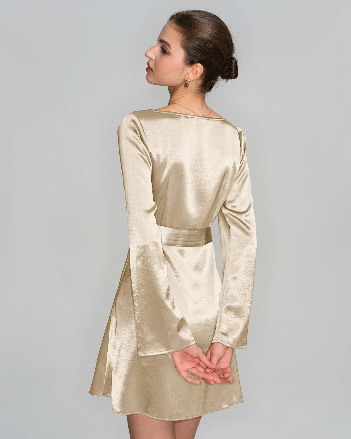 Robe Courte Évasée en Satin Abricot Col Bateau