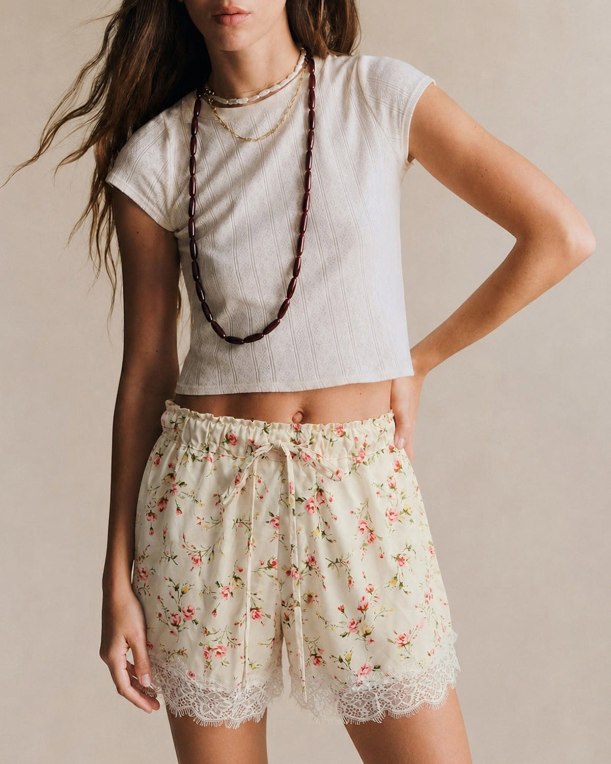 Short en dentelle florale couleur abricot à taille élastique
