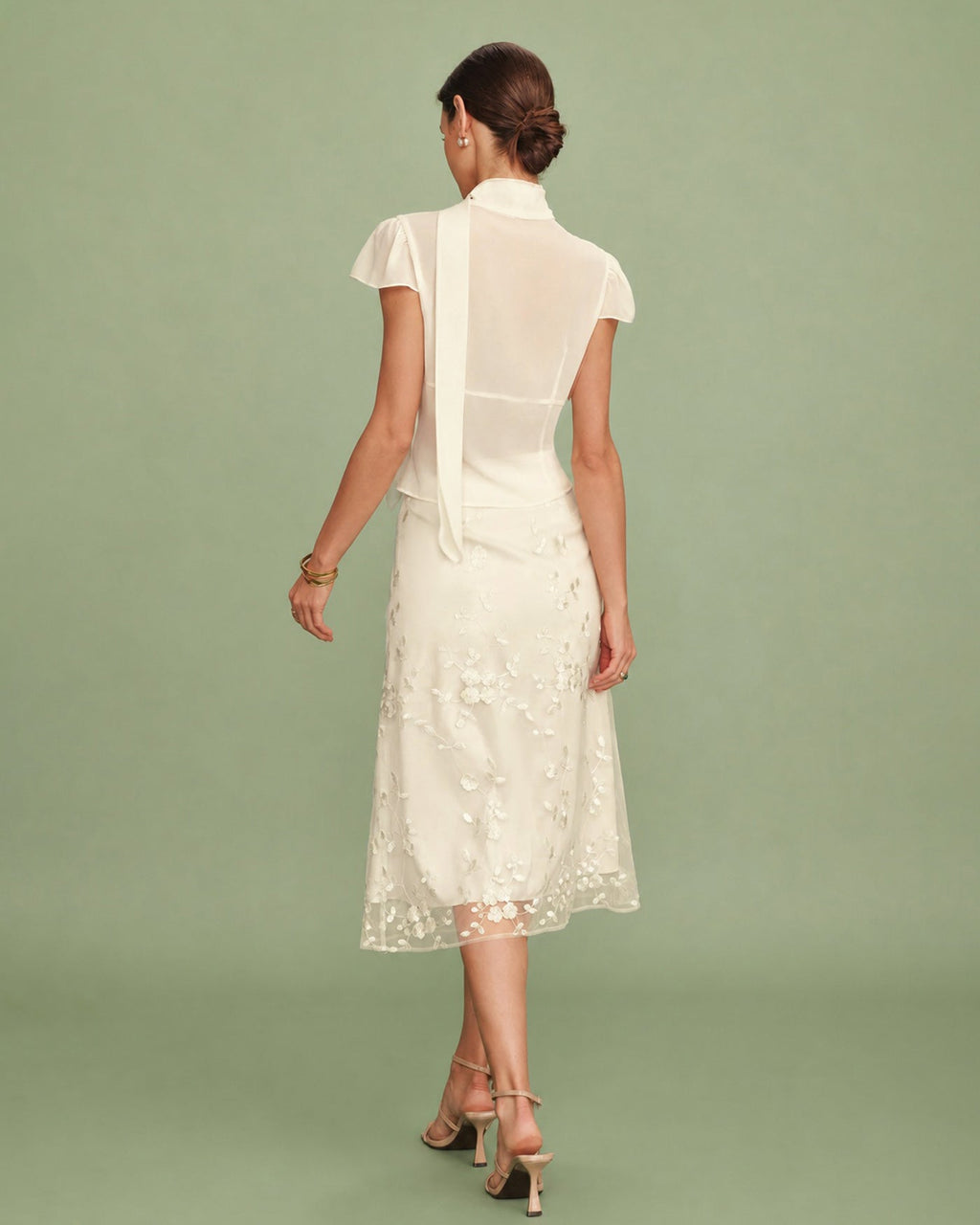 Jupe midi en mesh couleur abricot avec broderies florales