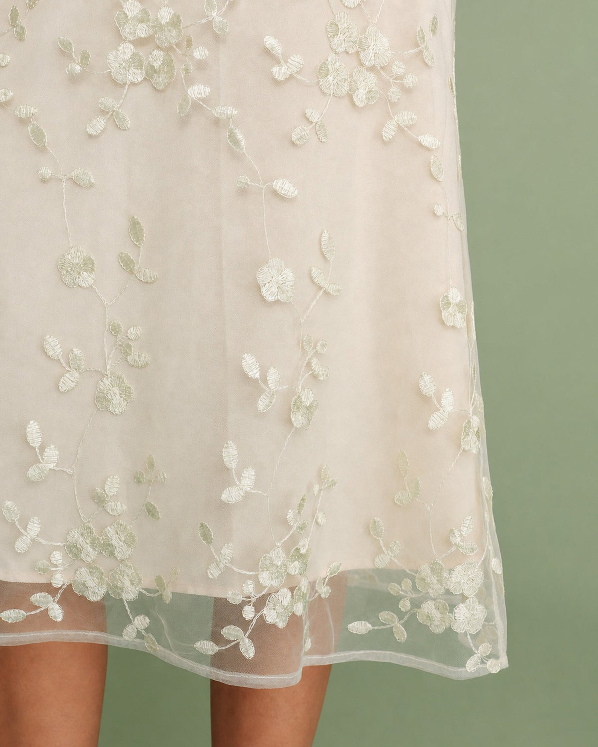 Jupe midi en mesh couleur abricot avec broderies florales