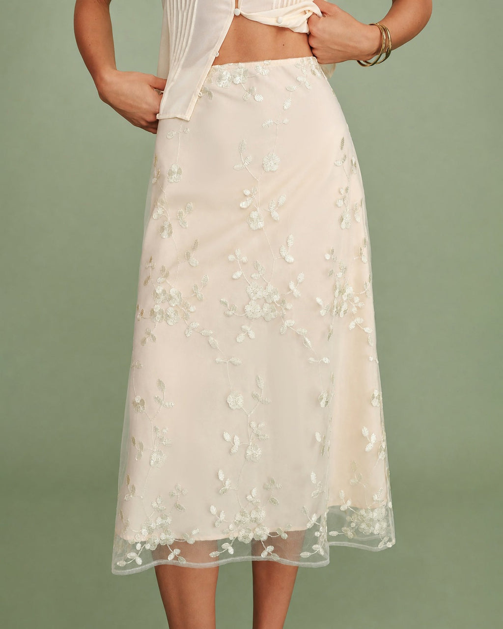 Jupe midi en mesh couleur abricot avec broderies florales