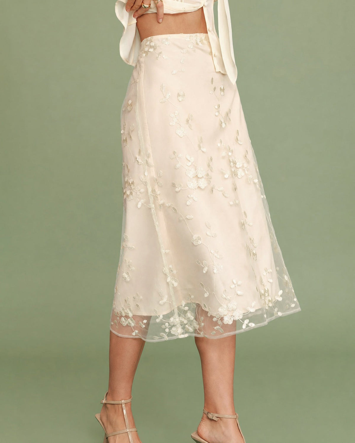 Jupe midi en mesh couleur abricot avec broderies florales