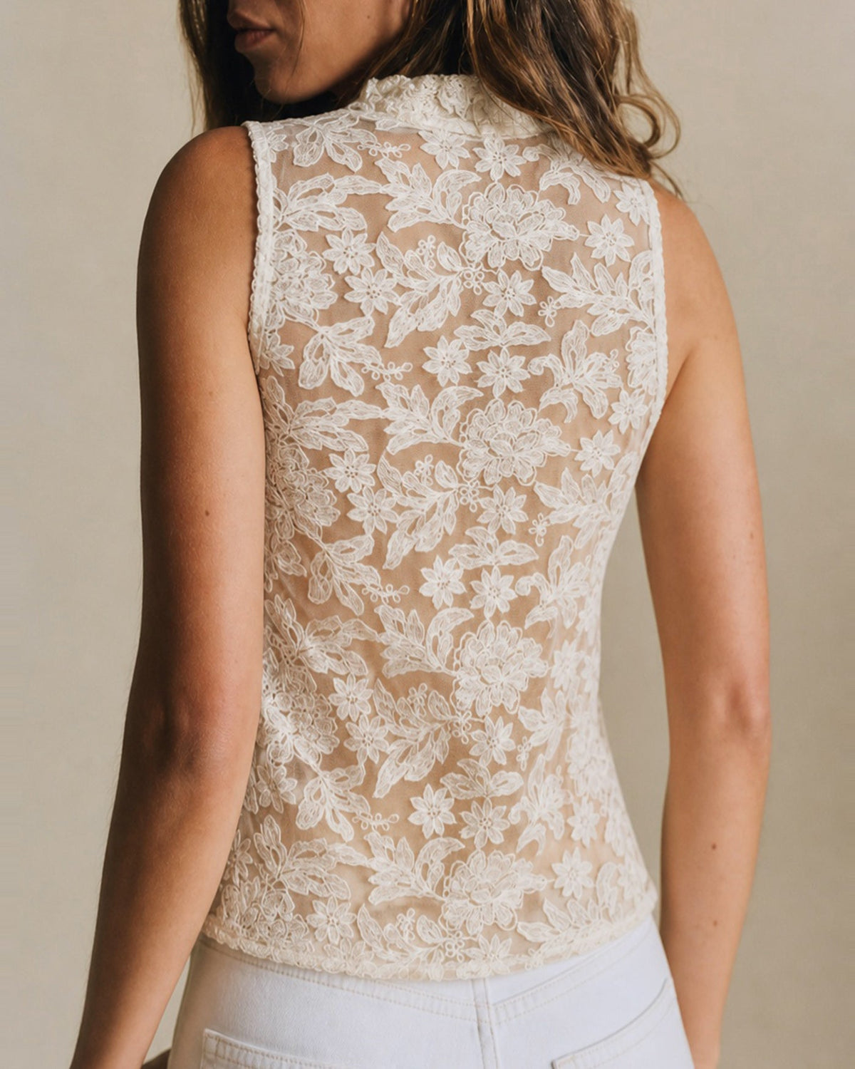 Débardeur transparent couleur abricot avec broderies florales
