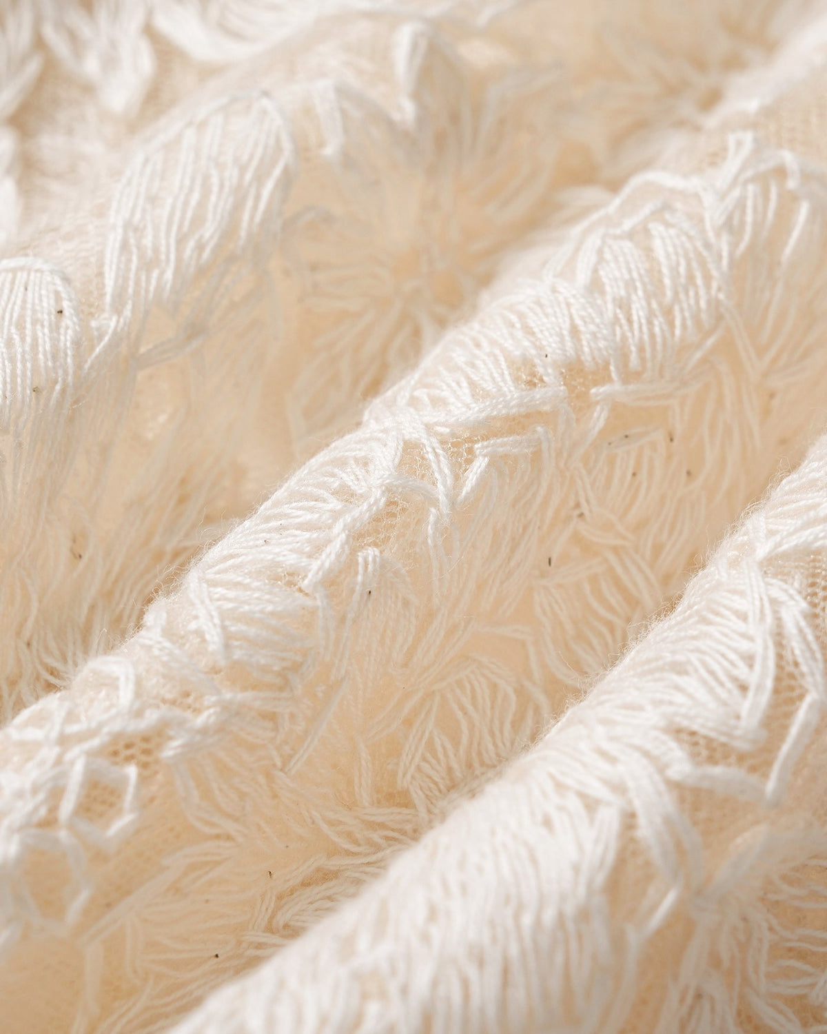 Débardeur transparent couleur abricot avec broderies florales
